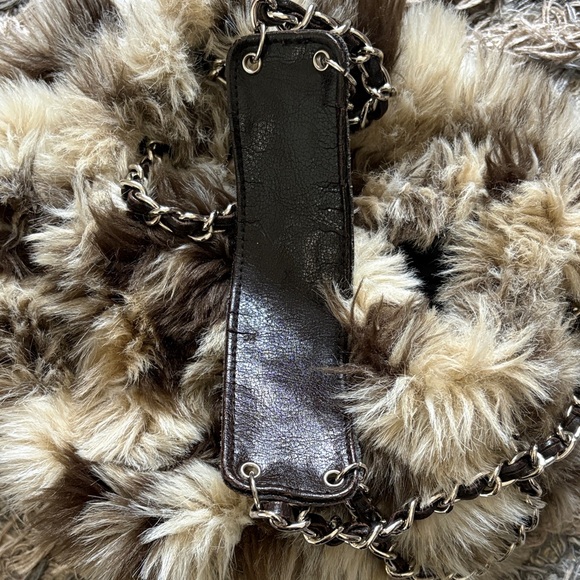 Elegant Faux Fur Shoulder Bag with Chain Handle - Picture 11 of 11